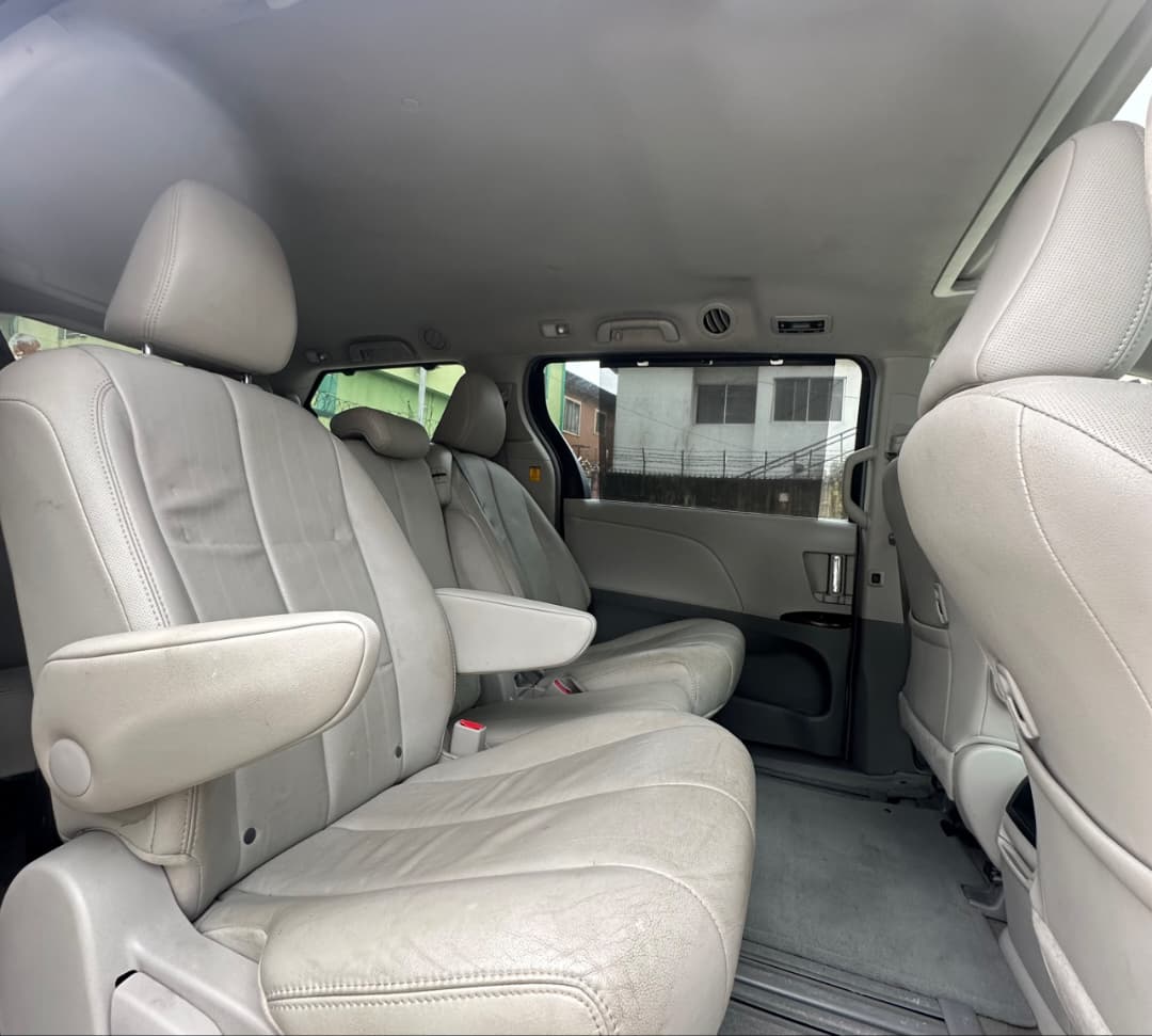 Toyota Sienna Silver MPV — photo 3
