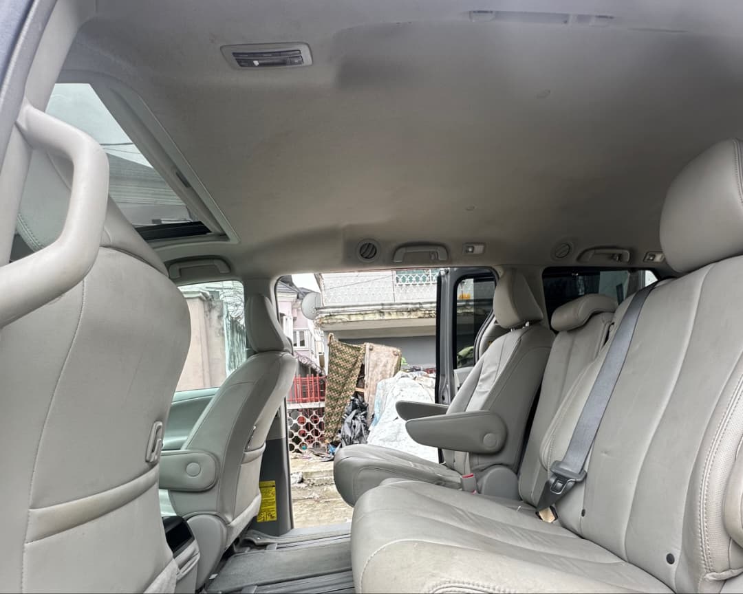 Toyota Sienna Silver MPV — photo 4