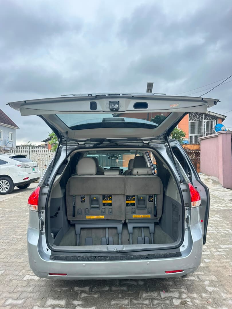 Toyota Sienna Silver MPV — photo 5