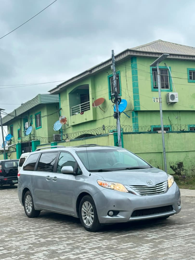 Toyota Sienna Silver MPV — photo 6