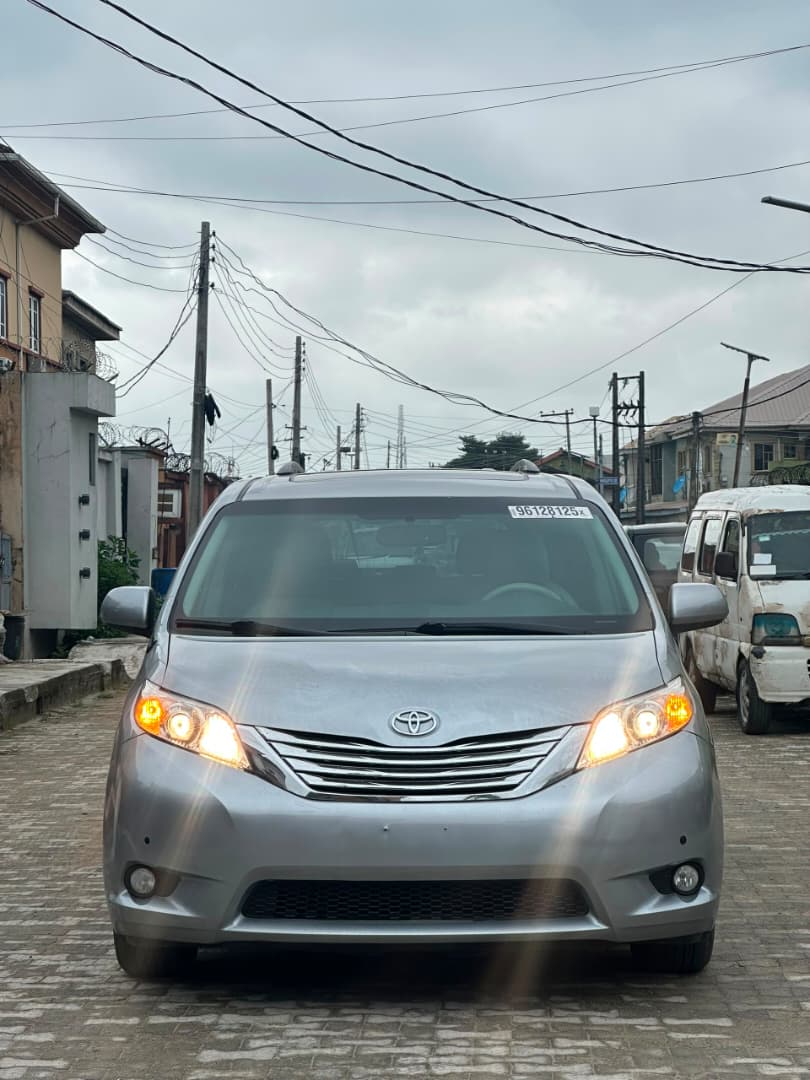 Toyota Sienna Silver MPV