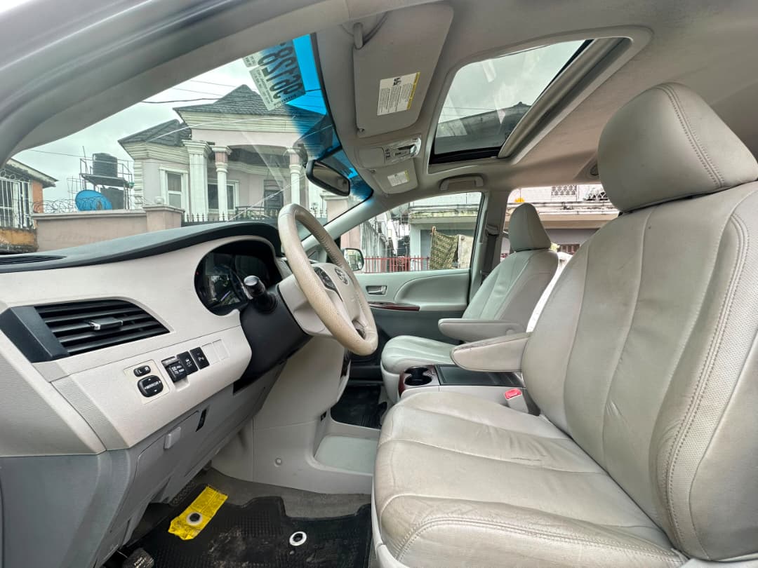 Toyota Sienna Silver MPV — photo 7