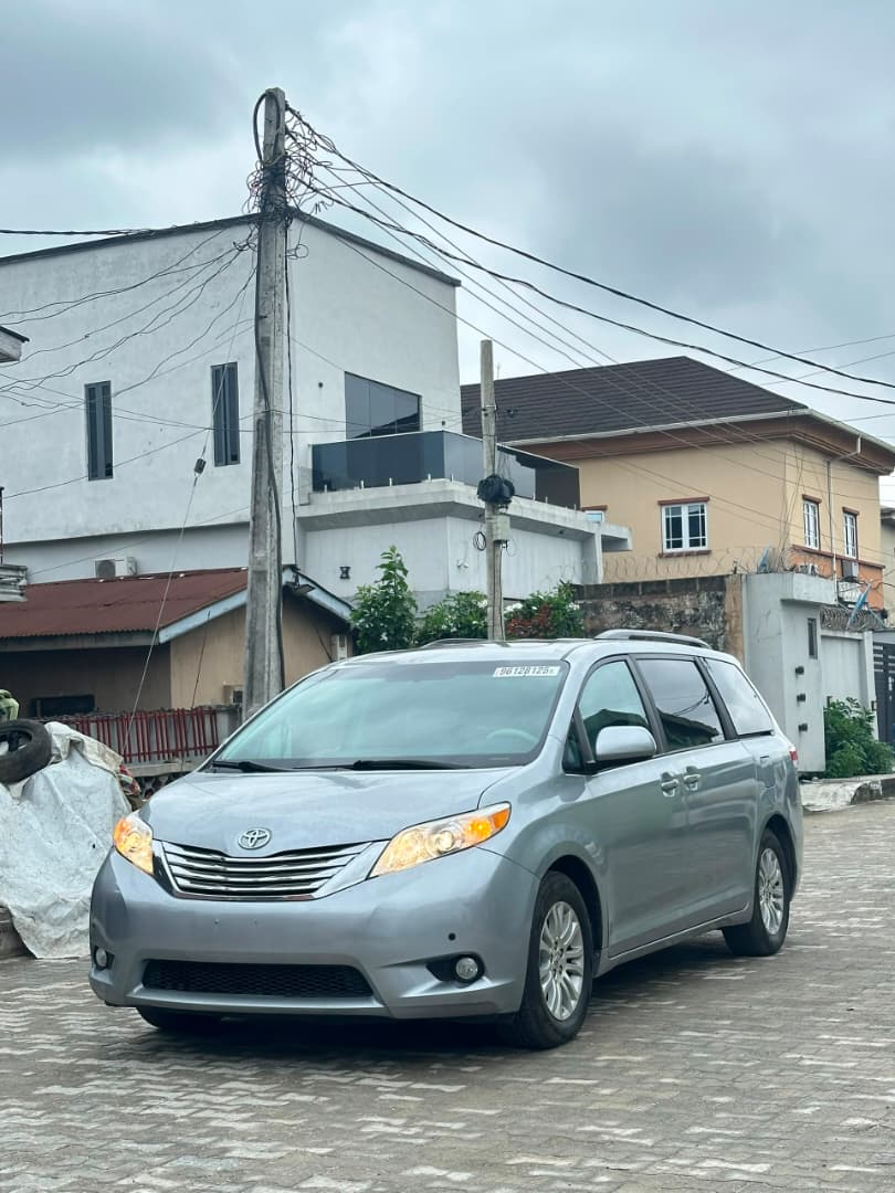 Toyota Sienna Silver MPV — photo 8