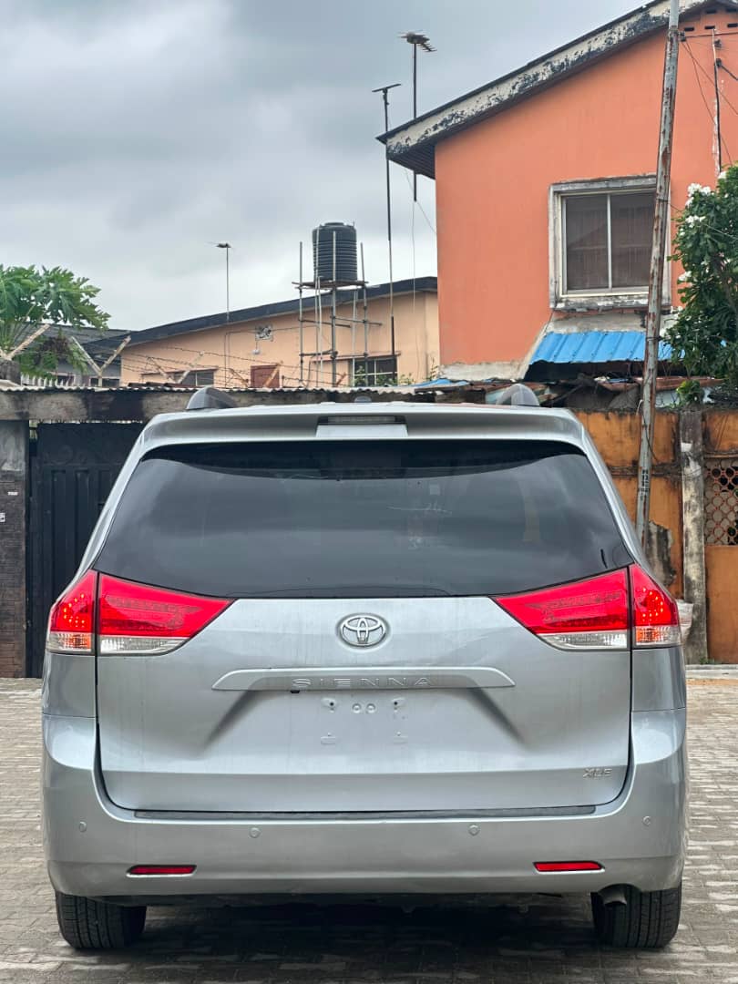 Toyota Sienna Silver MPV — photo 9