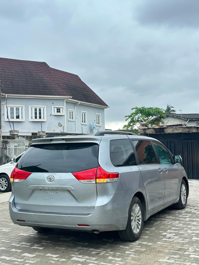 Toyota Sienna Silver MPV — photo 10