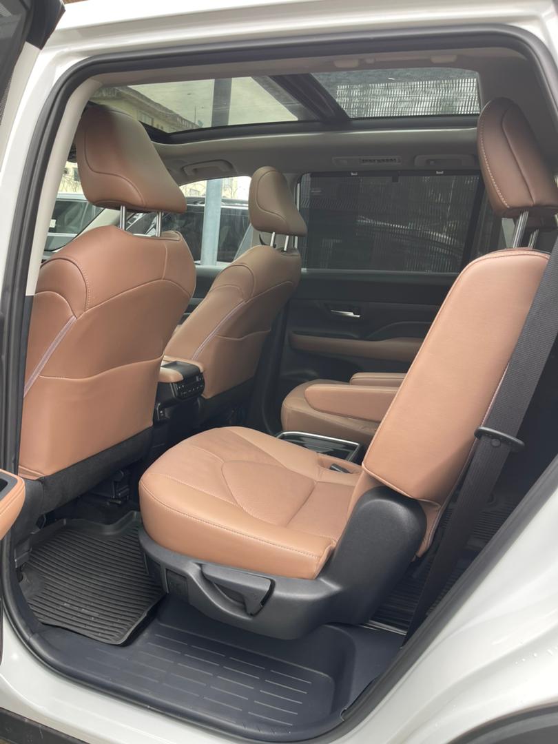 2025 Toyota Grand Highlander Platinum White SUV — photo 3