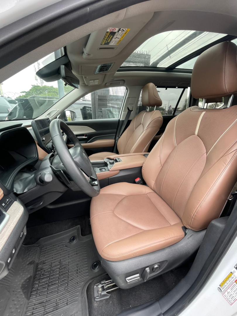 2025 Toyota Grand Highlander Platinum White SUV — photo 5
