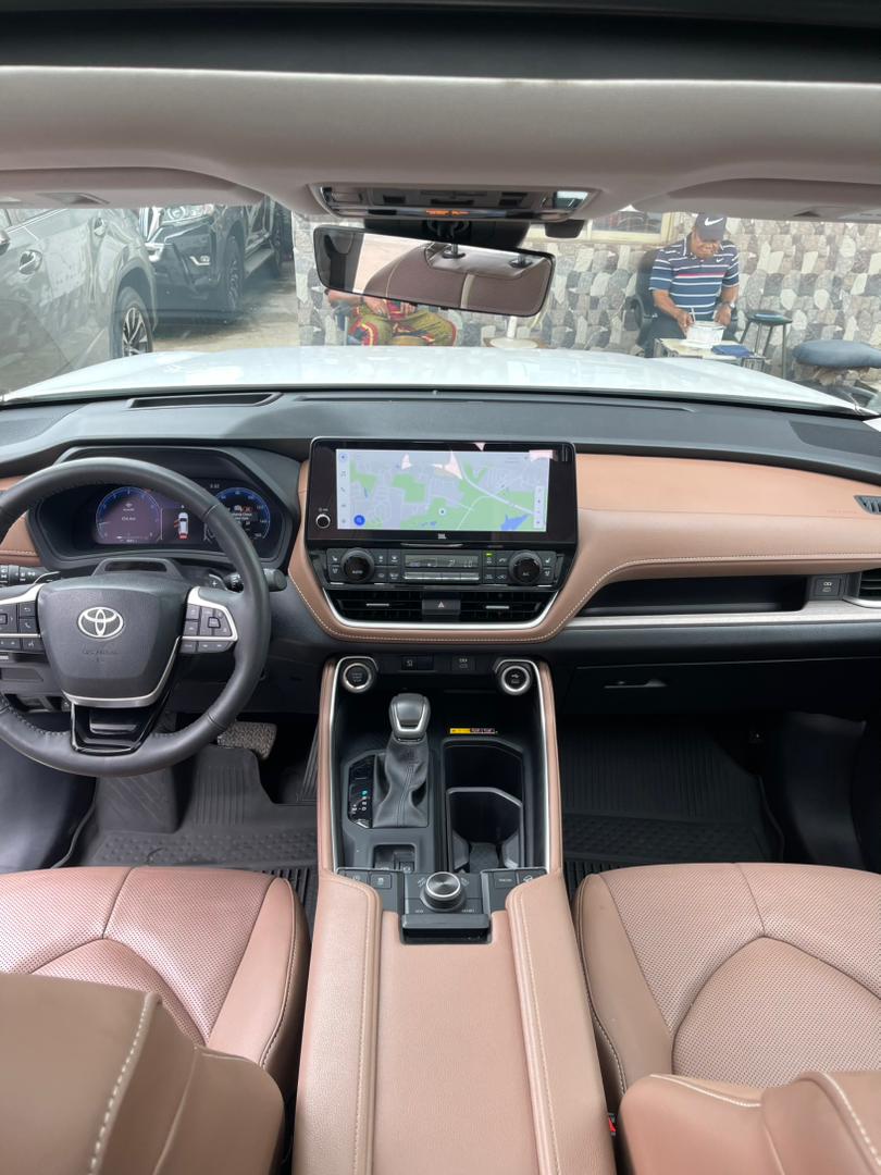 2025 Toyota Grand Highlander Platinum White SUV — photo 6