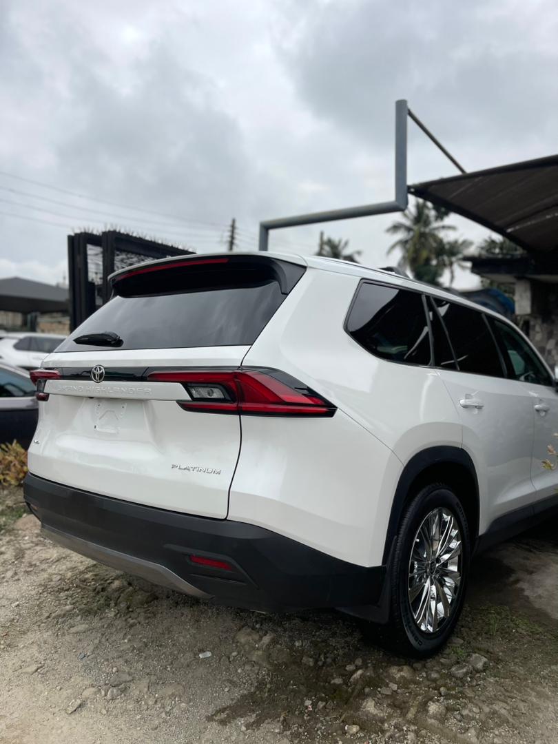 2025 Toyota Grand Highlander Platinum White SUV — photo 8