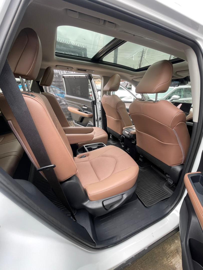 2025 Toyota Grand Highlander Platinum White SUV — photo 9