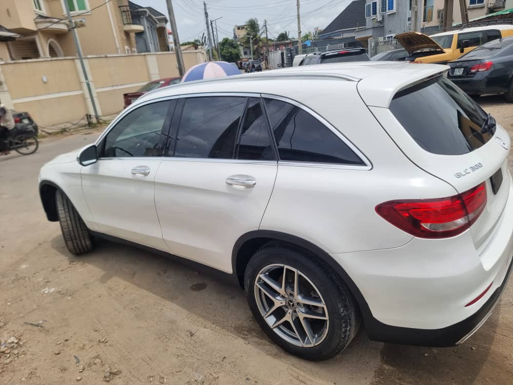 2019 MB GLC300 SUV 4MATIC — photo 2