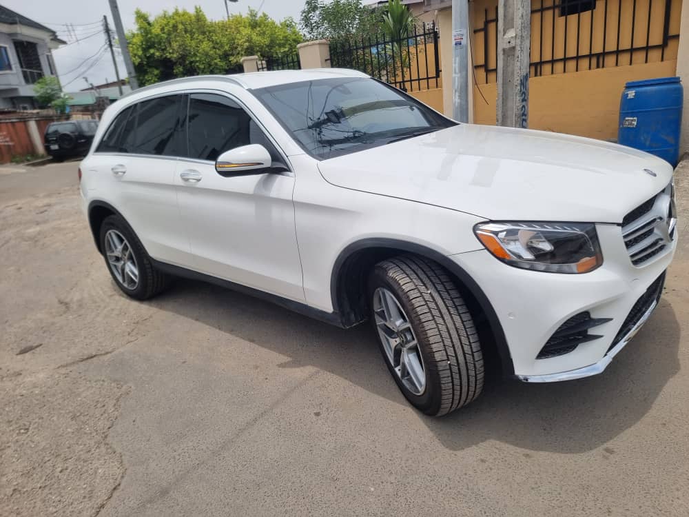 2019 MB GLC300 SUV 4MATIC — photo 3