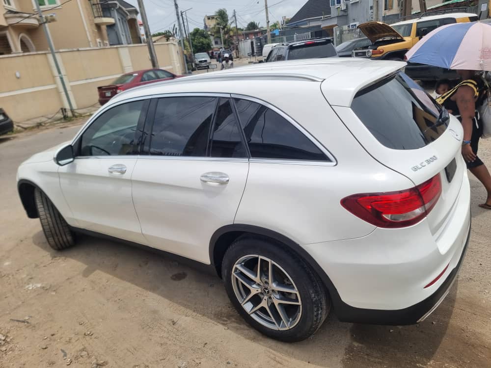 2019 MB GLC300 SUV 4MATIC — photo 10