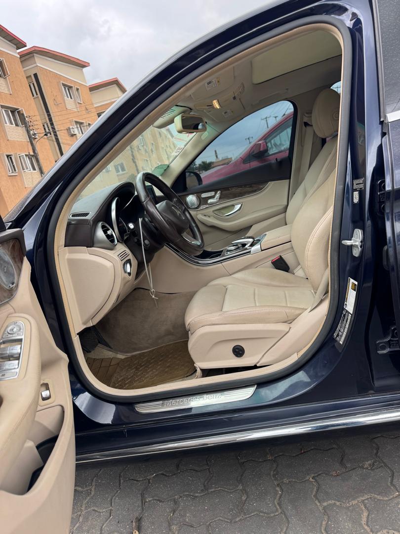 2016 MB C300 4MATIC — photo 2