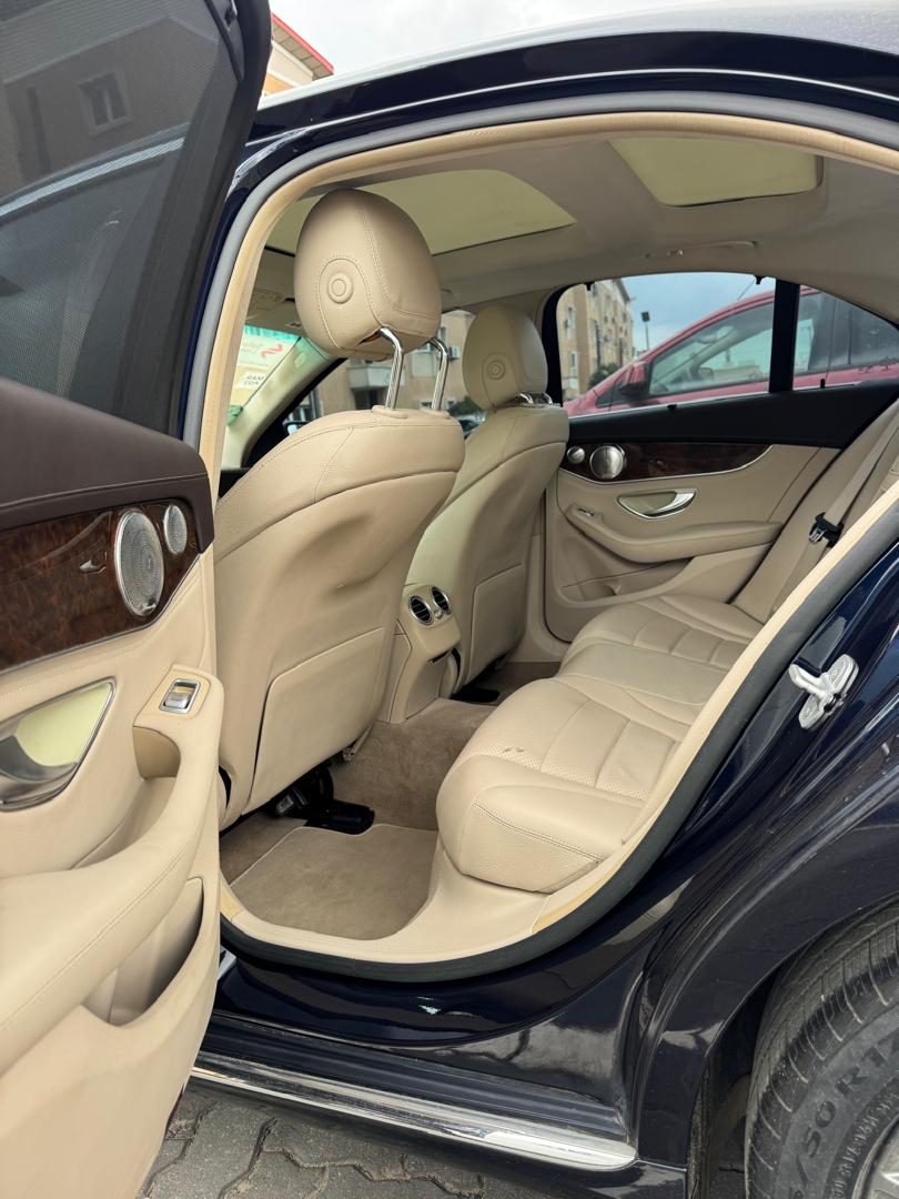 2016 MB C300 4MATIC — photo 4