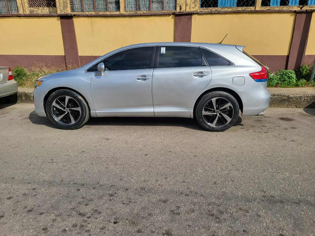2012 Toyota Venza Silver SUV — photo 2