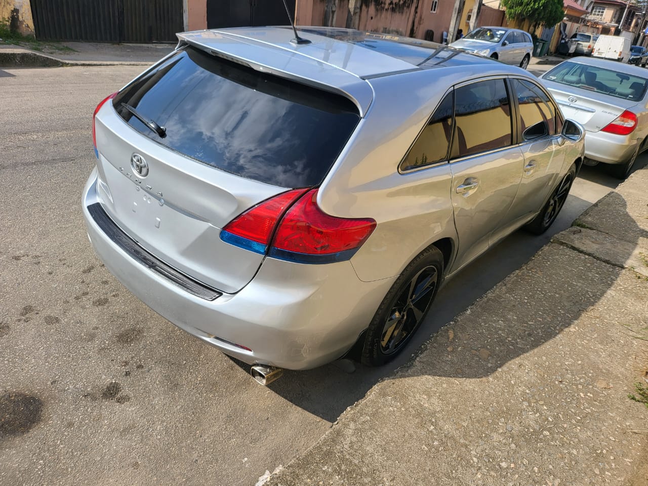 2012 Toyota Venza Silver SUV — photo 7