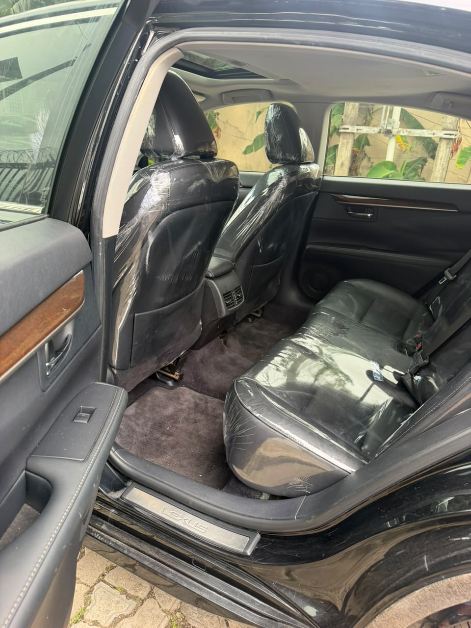 Lexus ES 350, Black Sedan — photo 3