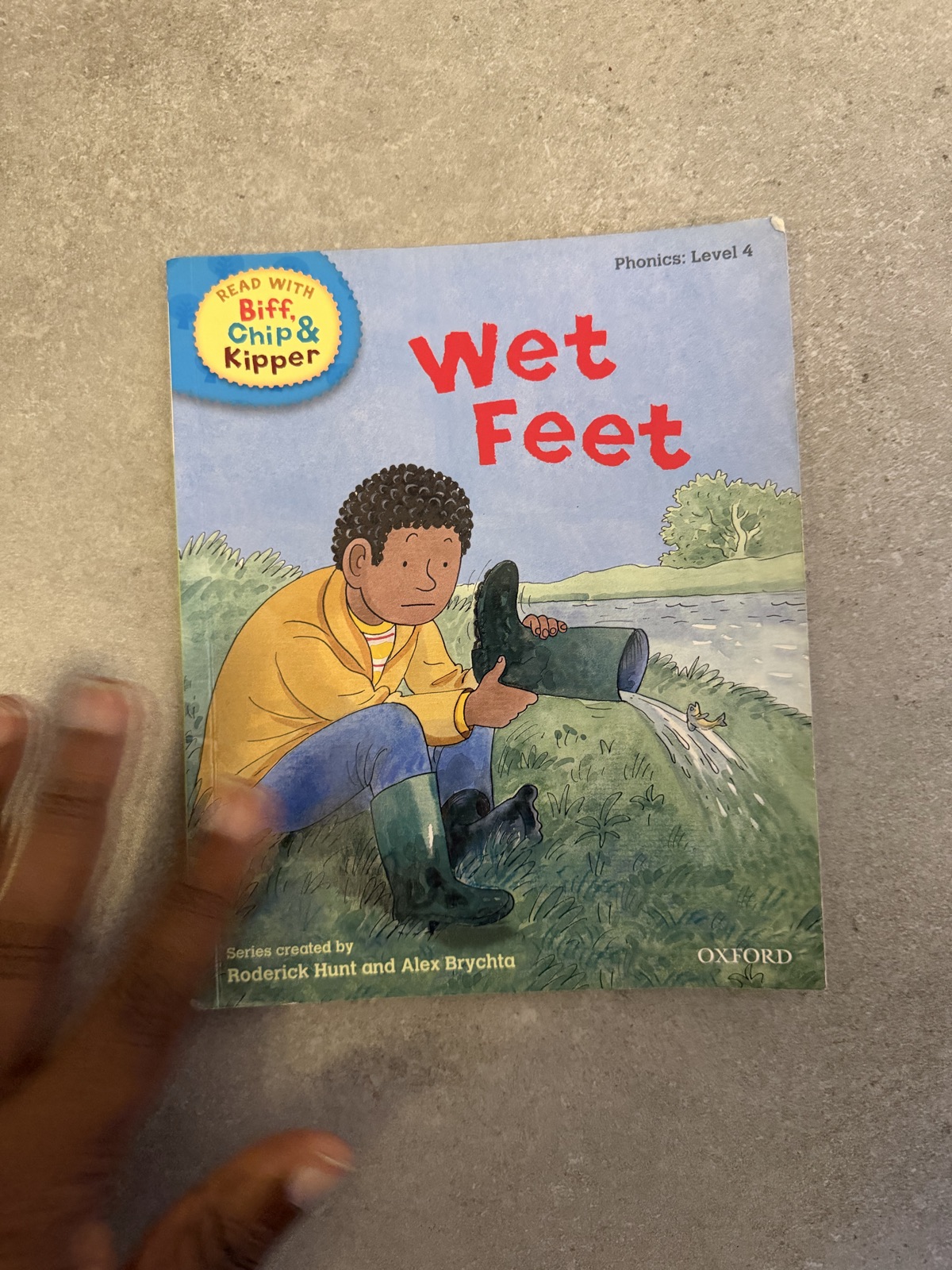 Read with Biff, Chip & Kipper Wet Feet Phonics Level 4 Book