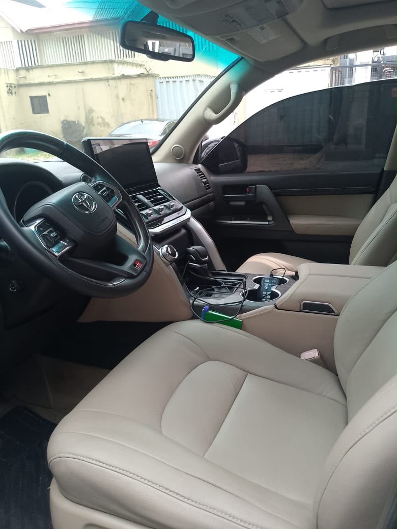 Toyota Land Cruiser Prado GXR, Black SUV — photo 3
