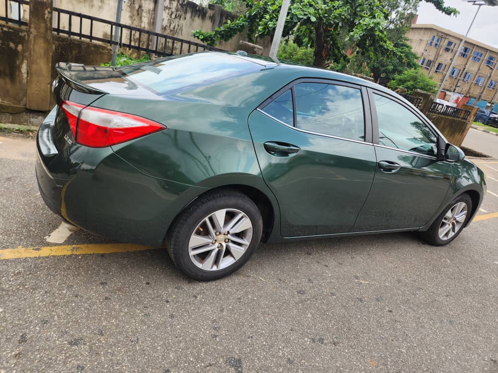 2016 Toyota Corolla LE, Green Sedan