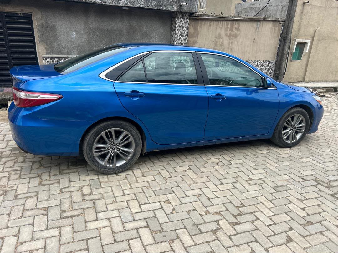 Toyota Camry SE Blue Sedan