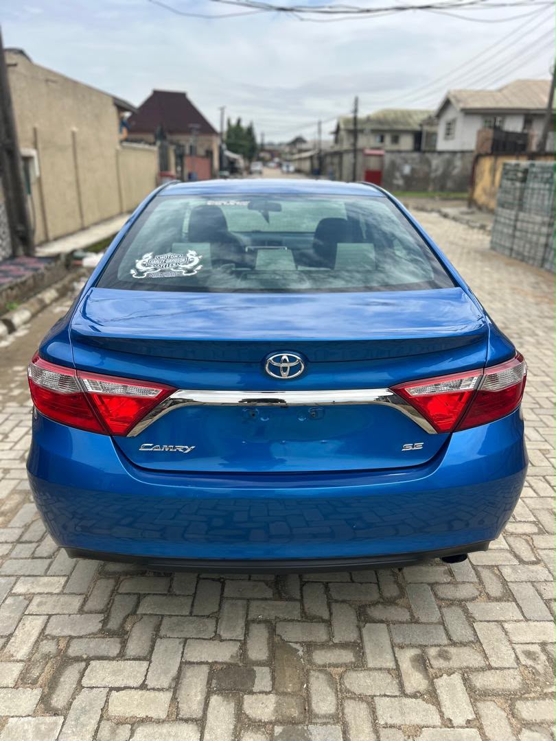 Toyota Camry SE Blue Sedan