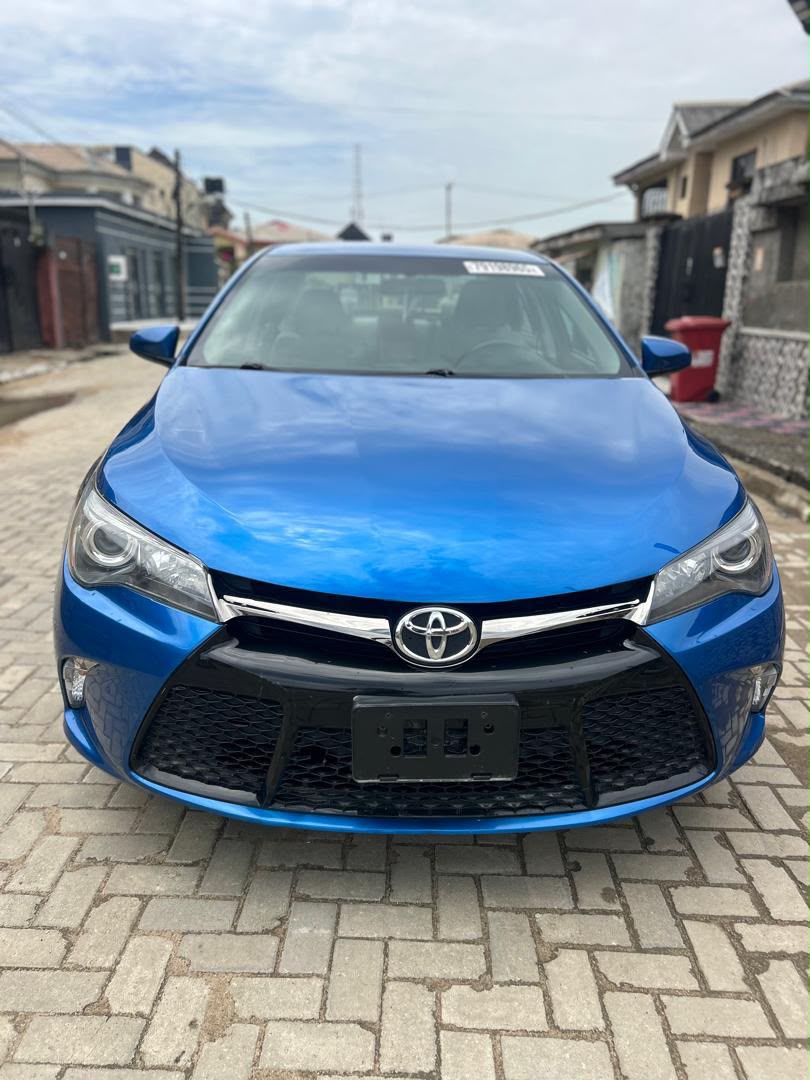 Toyota Camry SE Blue Sedan