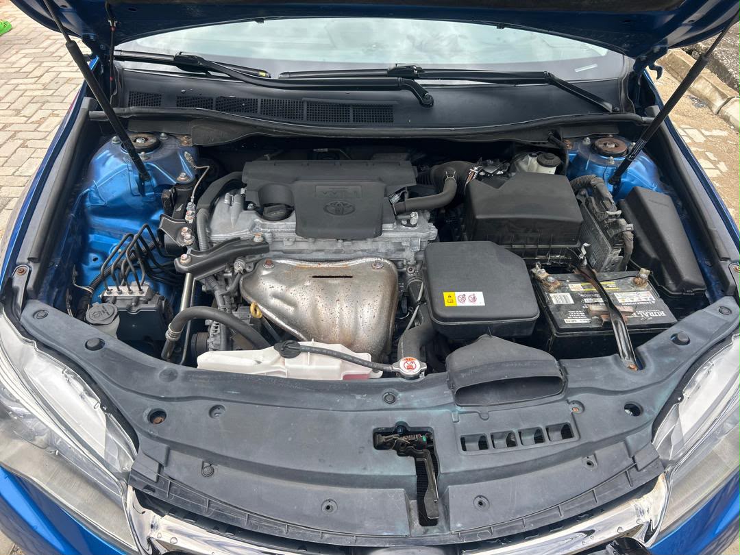 Toyota Camry SE Blue Sedan