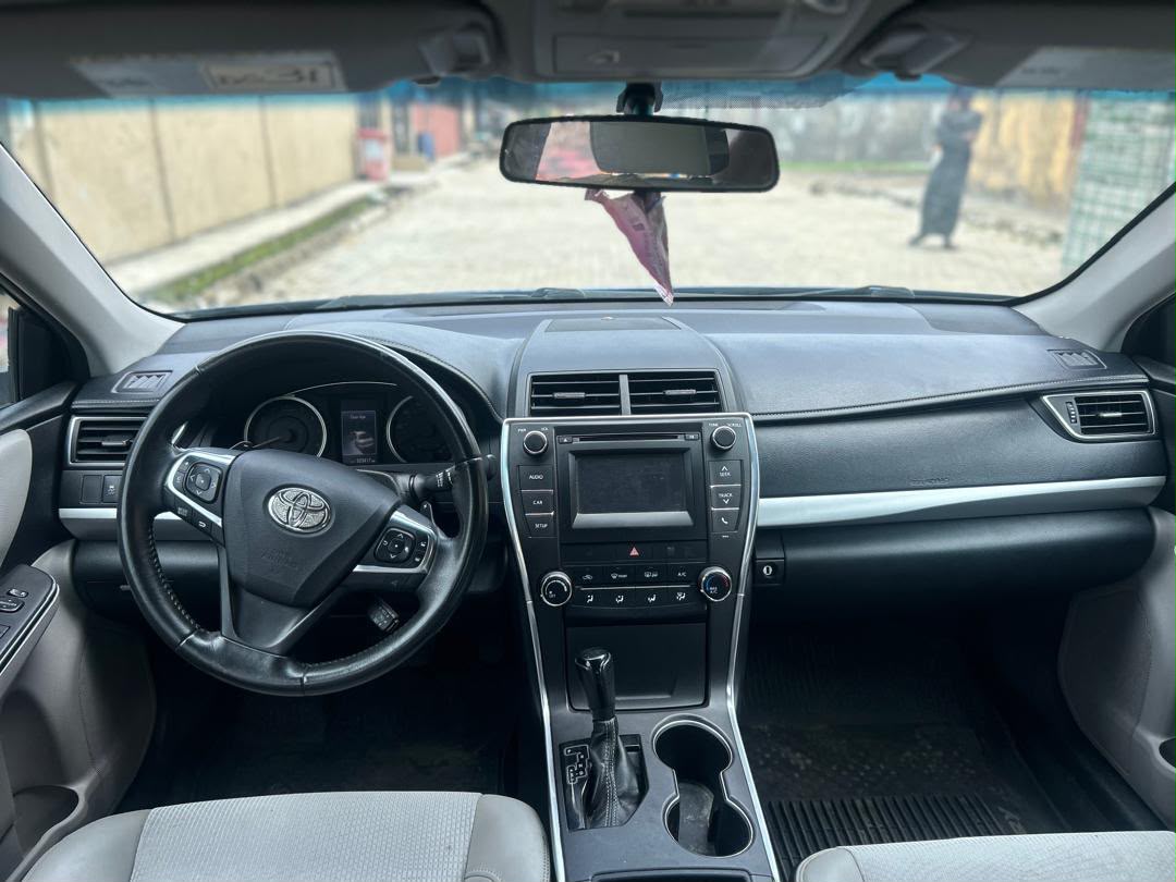 Toyota Camry SE Blue Sedan