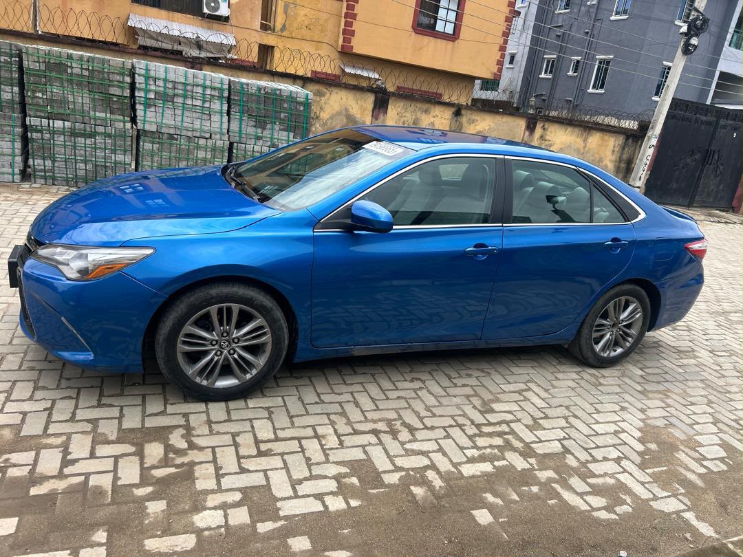 Toyota Camry SE Blue Sedan