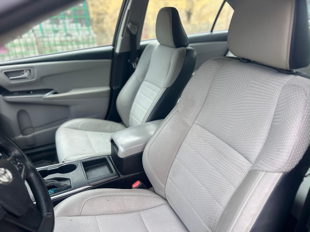 Toyota Camry SE Blue Sedan